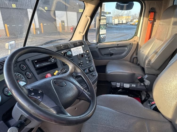 2019 Freightliner Cascadia in La Porte, IN — photo 10