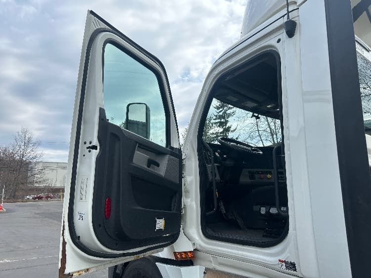 2019 Freightliner Cascadia in Jessup, PA — photo 9