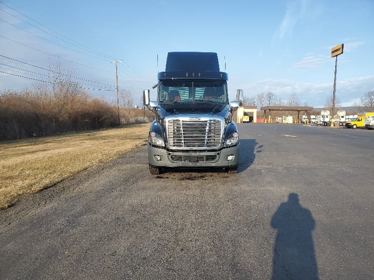 2020 Freightliner Cascadia in White Deer, PA — photo 2