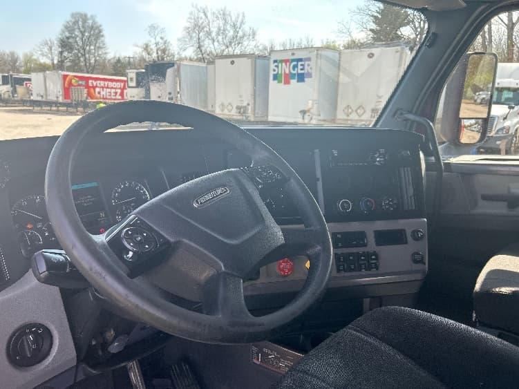 2019 Freightliner Cascadia in Reading, PA — photo 10