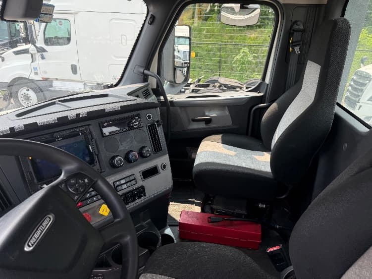 2019 Freightliner Cascadia in Jessup, MD — photo 10