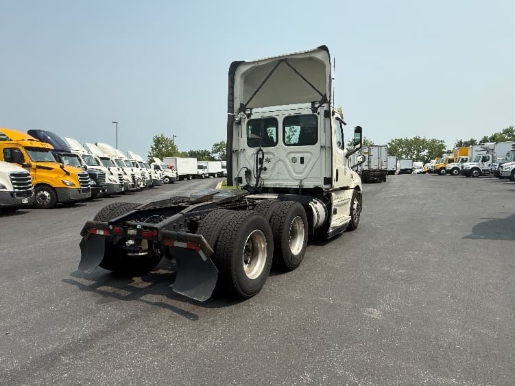 2019 Freightliner Cascadia in Jessup, MD — photo 7
