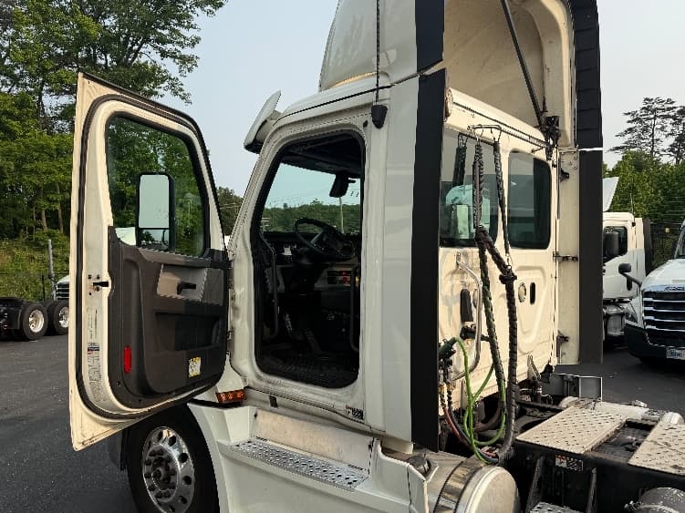 2019 Freightliner Cascadia in Jessup, MD — photo 9
