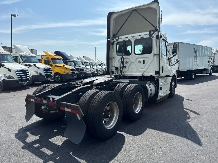 2019 Freightliner Cascadia in Jessup, MD — photo 7