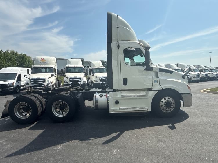 2019 Freightliner Cascadia in Jessup, MD — photo 8