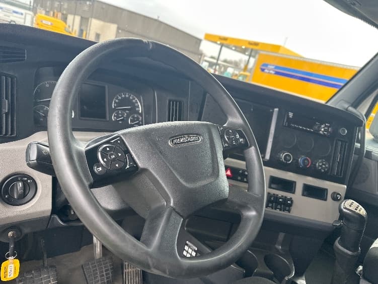 2020 Freightliner Cascadia in Indianapolis, IN — photo 10