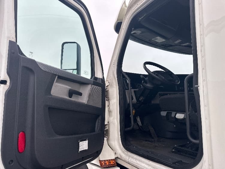 2020 Freightliner Cascadia in Indianapolis, IN — photo 9
