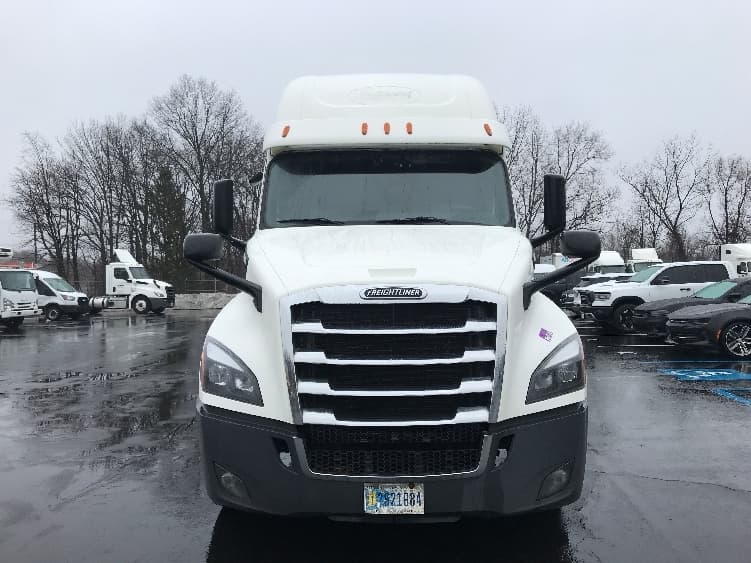 2020 Freightliner Cascadia in Bensalem, PA — photo 2