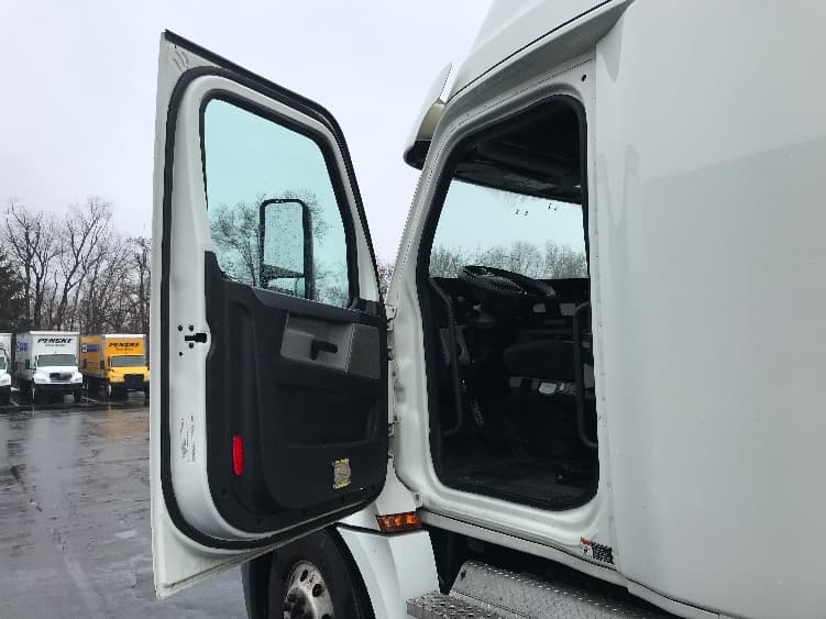 2020 Freightliner Cascadia in Bensalem, PA — photo 9