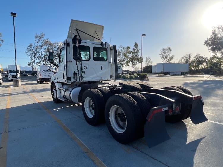 2018 Freightliner Cascadia in Fontana, CA — photo 5