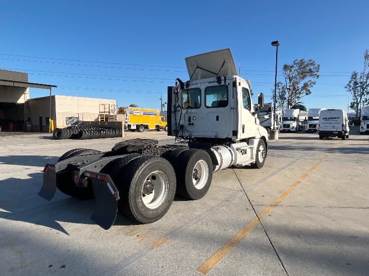 2018 Freightliner Cascadia in Fontana, CA — photo 7