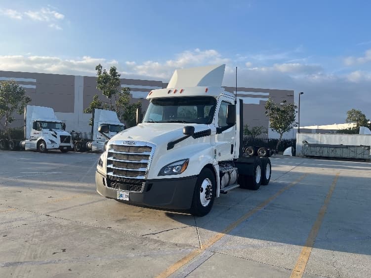 2018 Freightliner Cascadia in Fontana, CA — photo 3