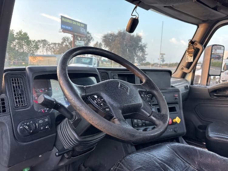 2019 International LT in Fresno, CA — photo 10