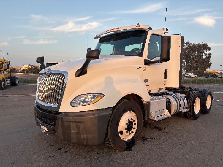2019 International LT in Fresno, CA — photo 3