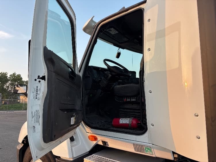 2019 International LT in Fresno, CA — photo 9