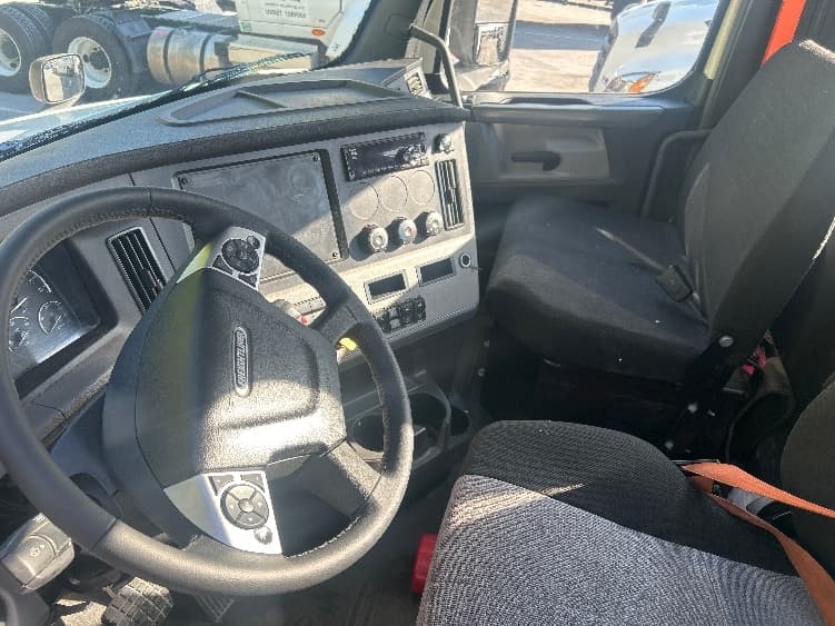 2020 Freightliner Cascadia in Dalton, GA — photo 10