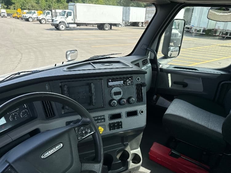 2020 Freightliner Cascadia in Byron Center, MI — photo 10