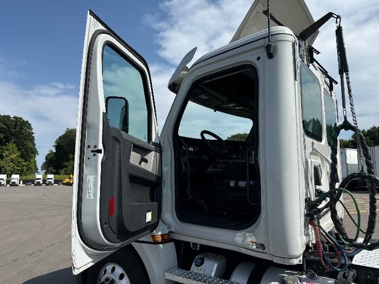 2020 Freightliner Cascadia in Byron Center, MI — photo 9