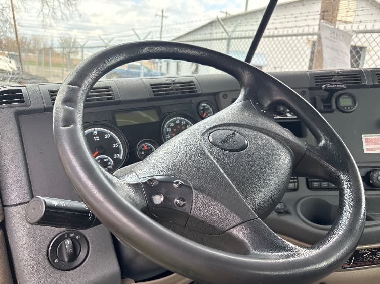 2020 Freightliner Cascadia in Middlefield, OH — photo 10