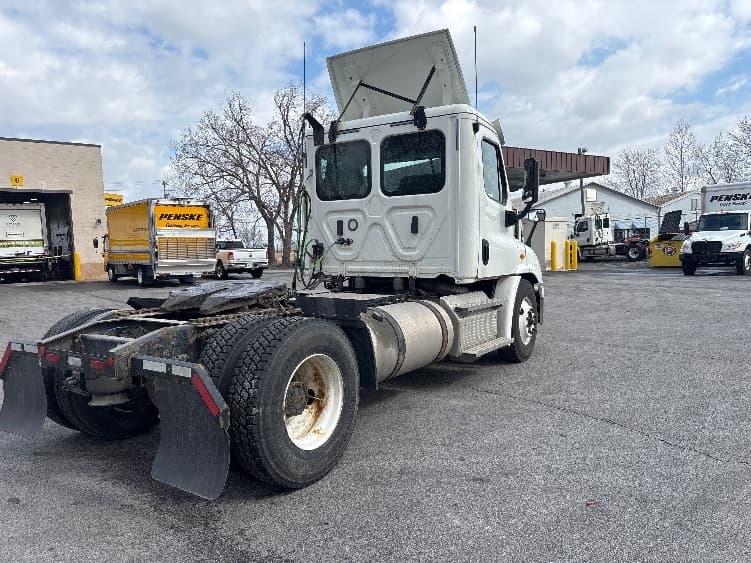 2020 Freightliner Cascadia in Middlefield, OH — photo 7