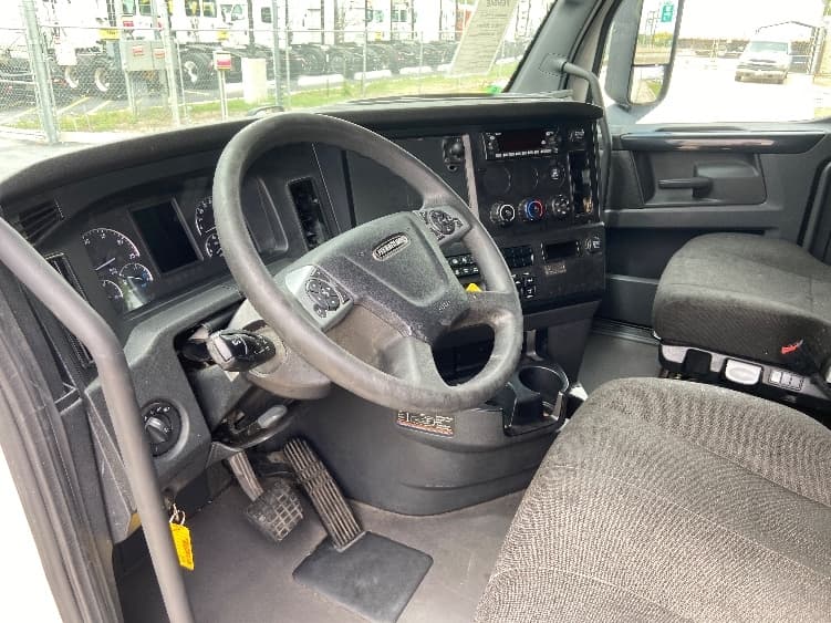 2023 Freightliner Cascadia in San Antonio, TX — photo 10