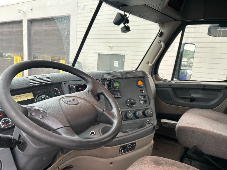 2020 Freightliner Cascadia in Allentown, PA — photo 10
