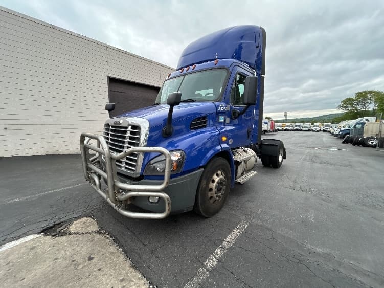 2020 Freightliner Cascadia in Allentown, PA — photo 3