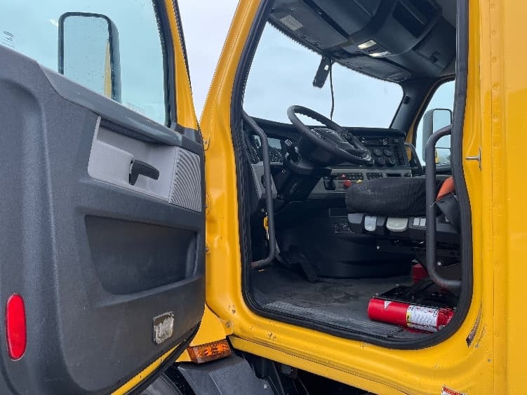 2020 Freightliner Cascadia in Piqua, OH — photo 9