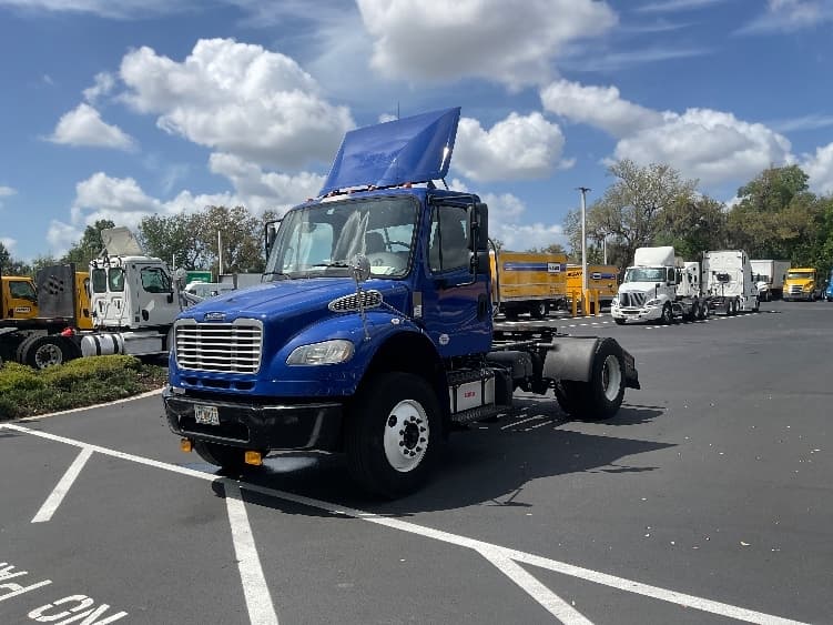 2020 Freightliner M2 106 in Tampa, FL — photo 3