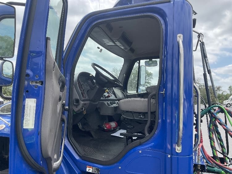 2020 Freightliner M2 106 in Tampa, FL — photo 9