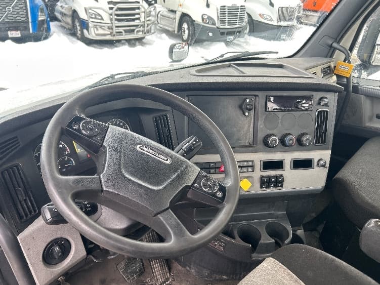 2020 Freightliner Cascadia in Obetz, OH — photo 10