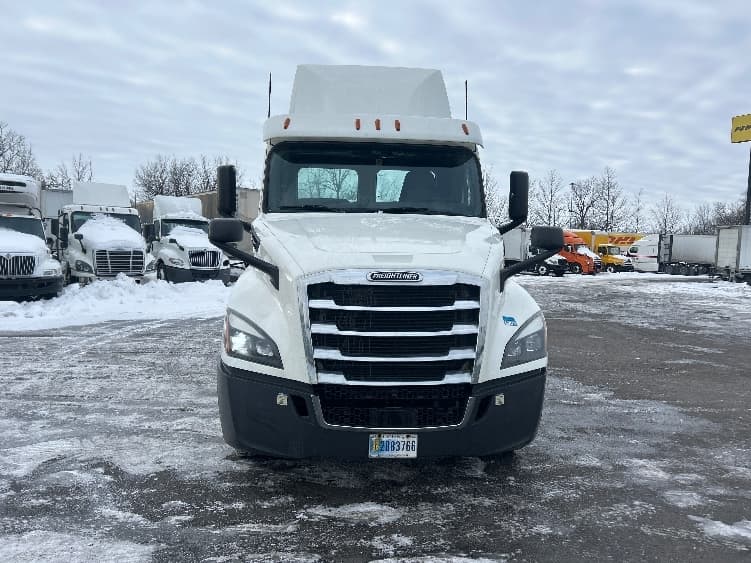 2020 Freightliner Cascadia in Obetz, OH — photo 2