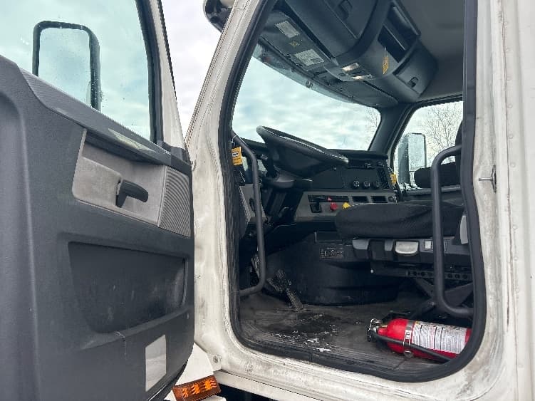 2020 Freightliner Cascadia in Obetz, OH — photo 9