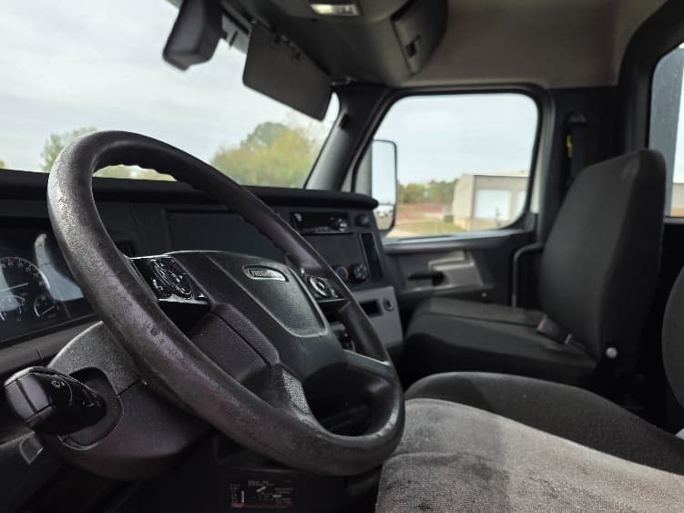 2020 Freightliner Cascadia in Jackson, MI — photo 10