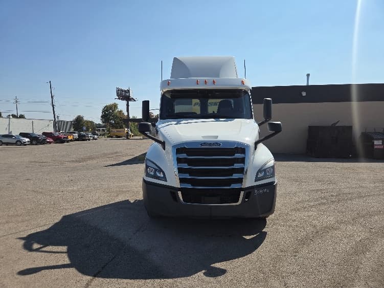 2020 Freightliner Cascadia in Jackson, MI — photo 2