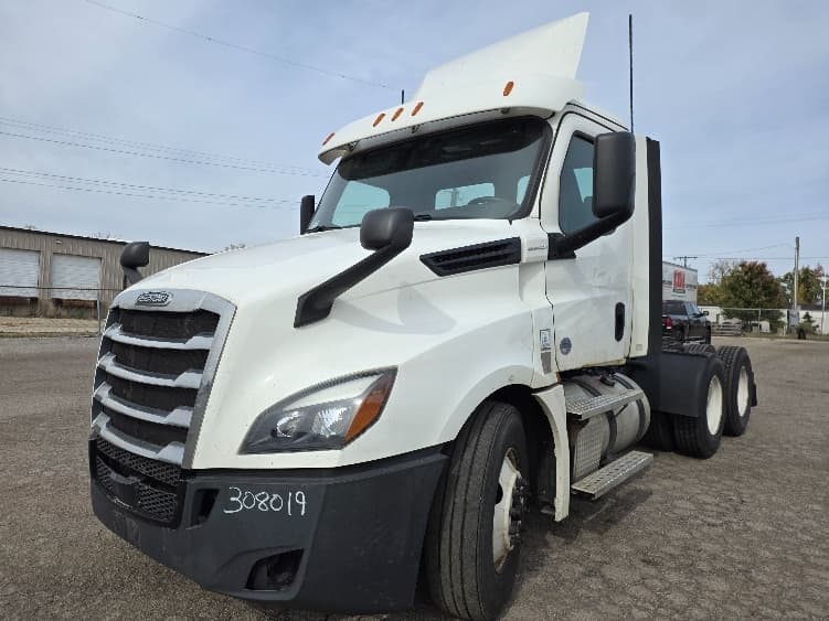 2020 Freightliner Cascadia in Jackson, MI — photo 3