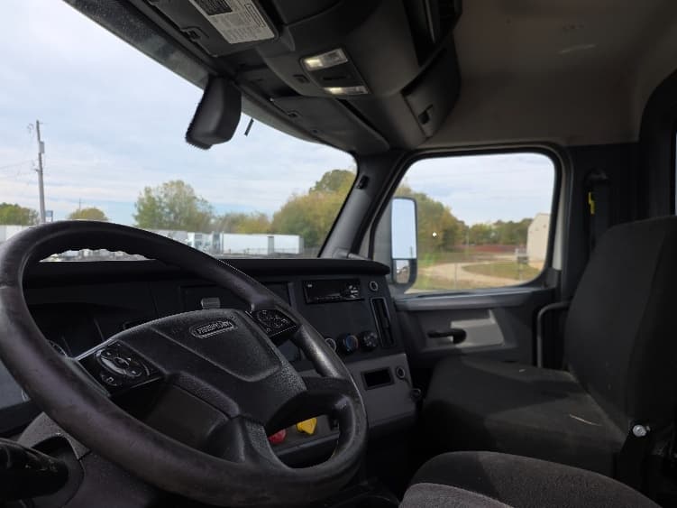 2020 Freightliner Cascadia in Jackson, MI — photo 10