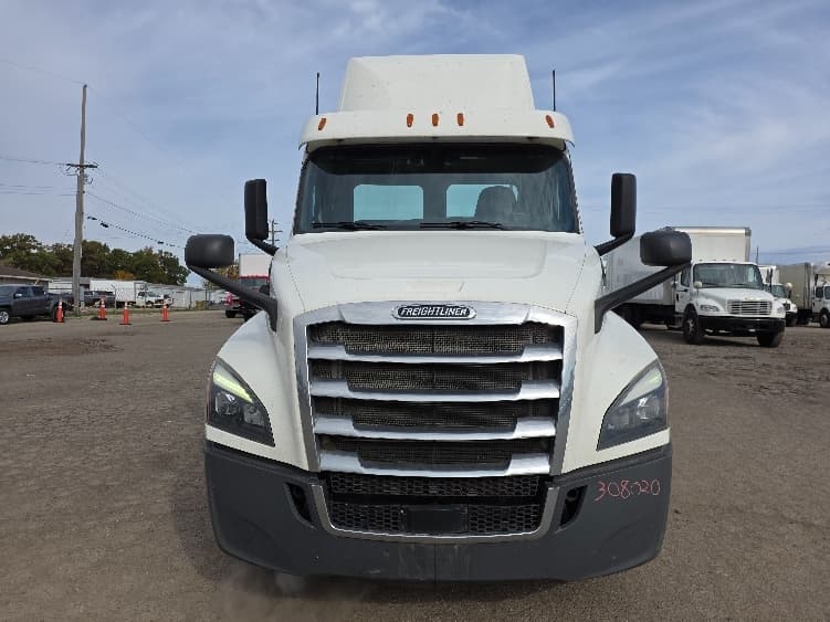 2020 Freightliner Cascadia in Jackson, MI — photo 2