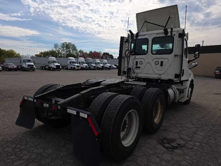 2020 Freightliner Cascadia in Jackson, MI — photo 7