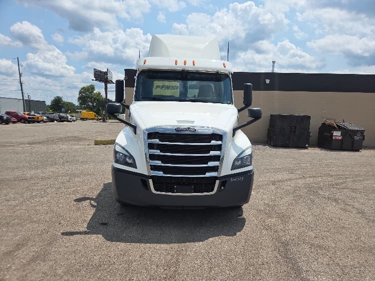 2020 Freightliner Cascadia in Jackson, MI — photo 2