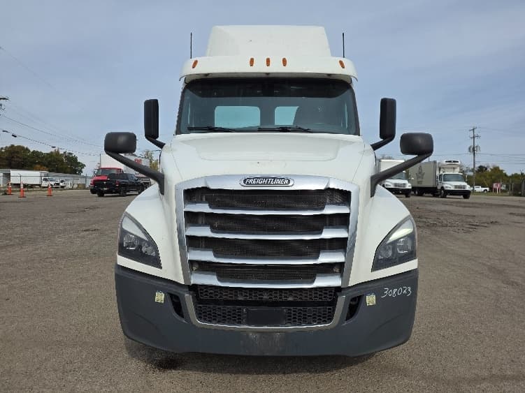 2020 Freightliner Cascadia in Jackson, MI — photo 2