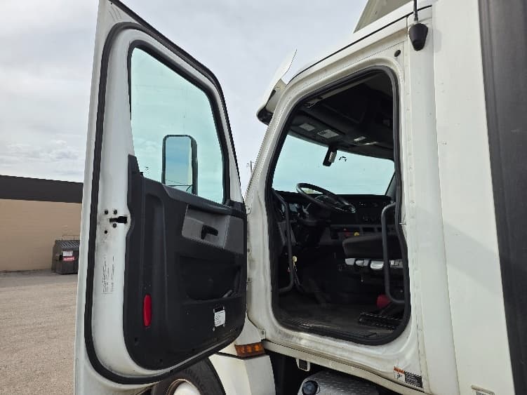 2020 Freightliner Cascadia in Jackson, MI — photo 9