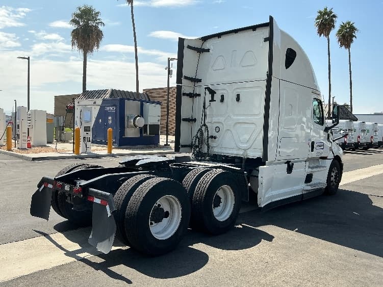 2023 Freightliner Cascadia in Carson, CA — photo 7