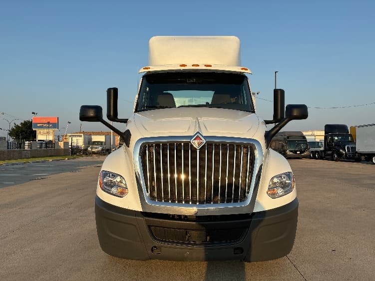 2018 International LT in Arlington, TX — photo 2