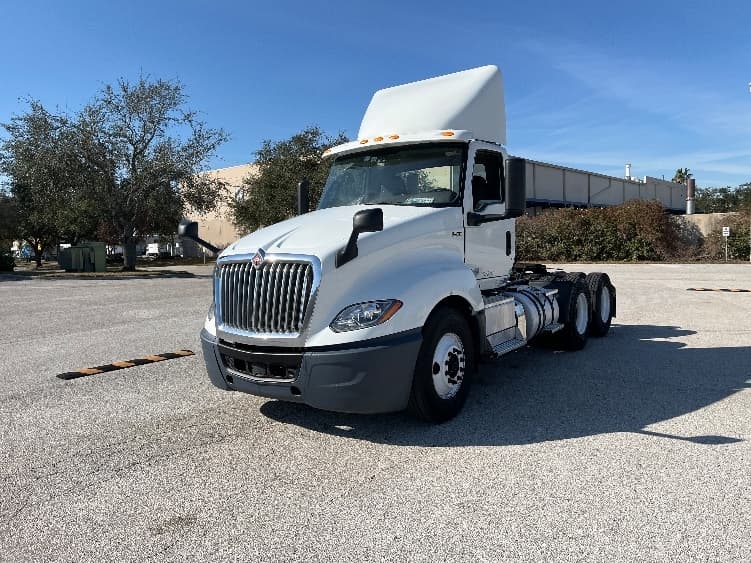2018 International LT in Tampa, FL — photo 3