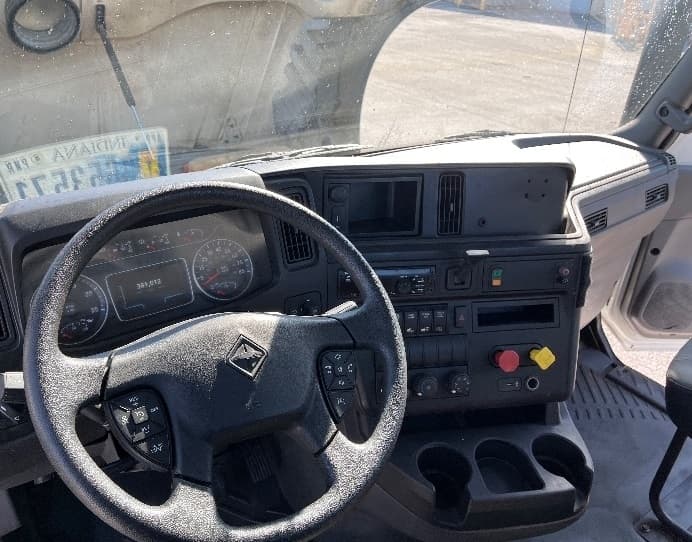 2018 International LT in Tampa, FL — photo 9