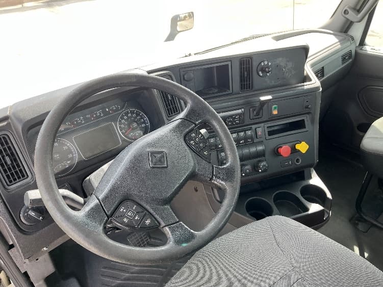 2018 International LT in Tampa, FL — photo 10