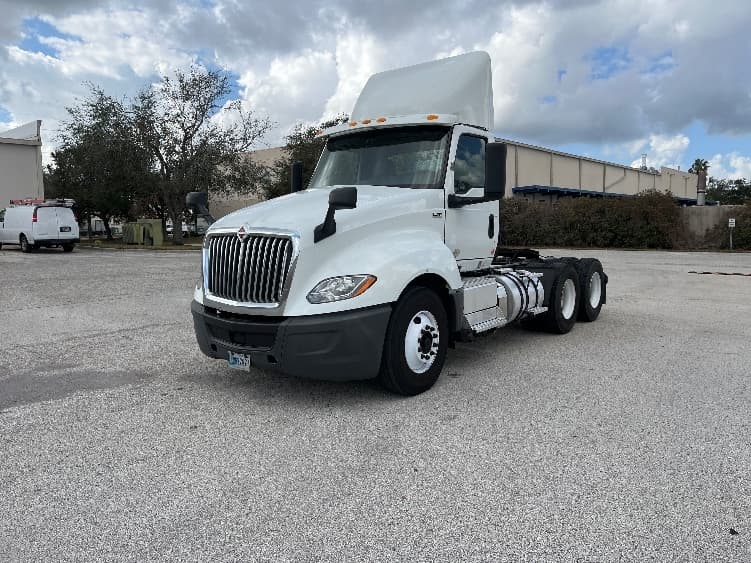 2018 International LT in Tampa, FL — photo 3