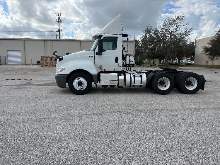 2018 International LT in Tampa, FL — photo 4