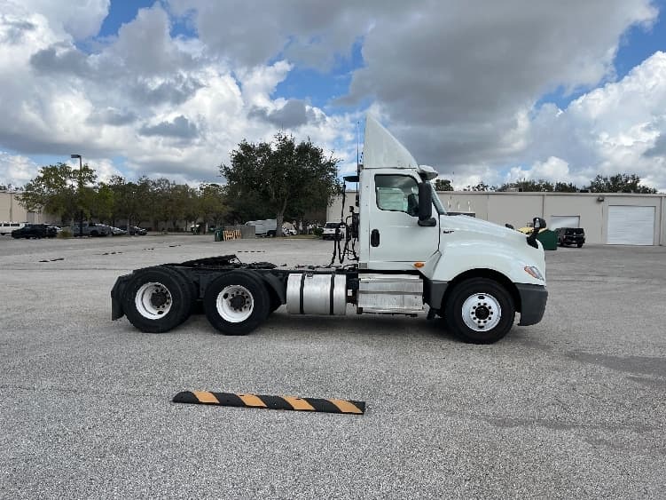 2018 International LT in Tampa, FL — photo 8